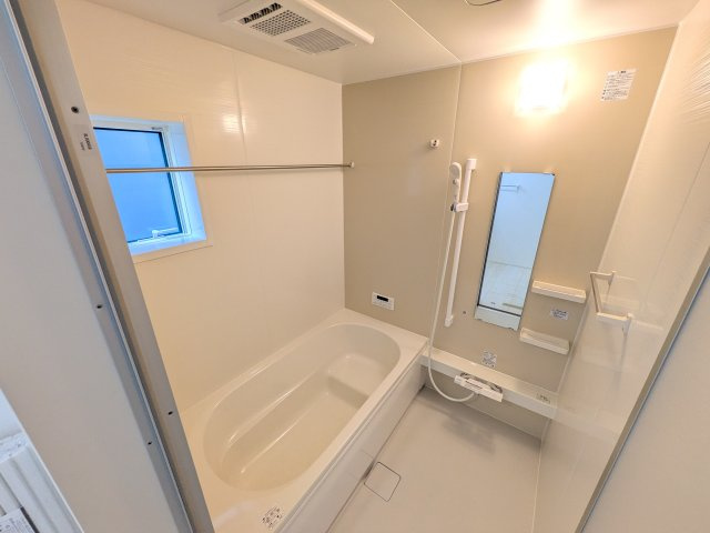 我孫子市青山　第1期　新築戸建て　1号棟の浴室|1坪タイプのゆったりとしたバスルームは浴室暖房換気乾燥機付きで、どんな季節でも快適なバスタイムを満喫出来ます♪
窓付きで明るく開放的なところも良いですね！
