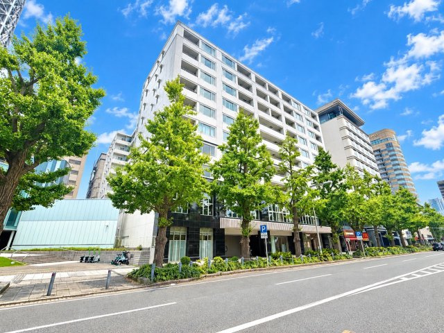 グランブリエ横濱山下公園の外観|グランブリエ横濱山下公園のエクステリアは建築家アンドレ・プットマンによりデザインされ、外壁に用いられる大きな凸凹が施されたタイルのカッティングは、光の加減により外観に風格と格調高さを醸し出しています。