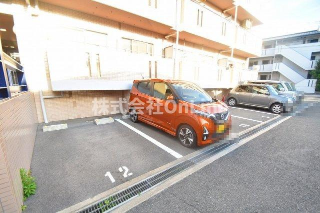 セレノハイム川本の駐車場