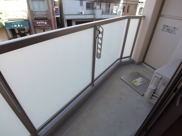 神戸市中央区中山手通４丁目の賃貸マンションのバルコニー