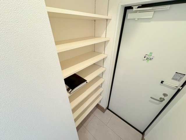 神戸市東灘区住吉南町２丁目のアパートの玄関