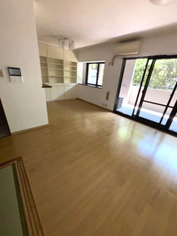 芦屋市朝日ケ丘町の賃貸マンションの居間・リビング