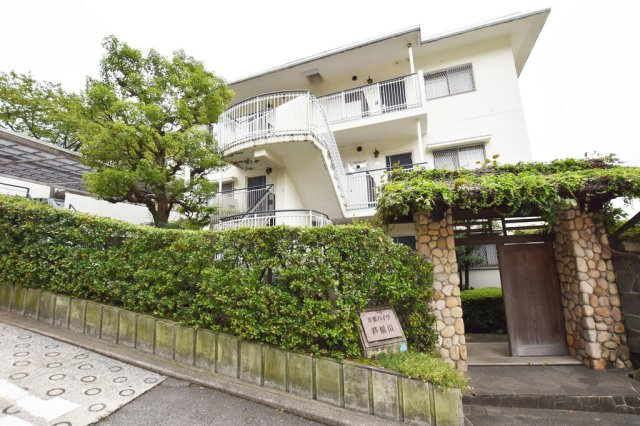 芦屋市山手町の賃貸マンションの外観