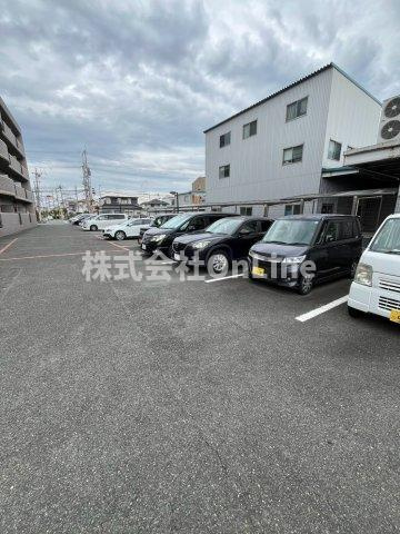 ソレアード東鴻池の駐車場