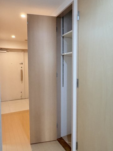 アーバンビュー白島コンフォートパークの収納|廊下にある収納スペースは、日常使うものを置くと家事動線がぐっとスムーズになります。