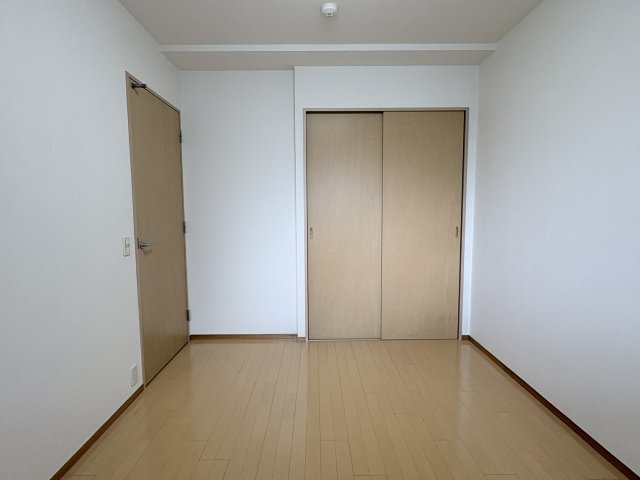 アーバンビュー白島コンフォートパークの洋室|洋室6帖の部屋は収納が引き戸のため、より広くお部屋を使うことができます。