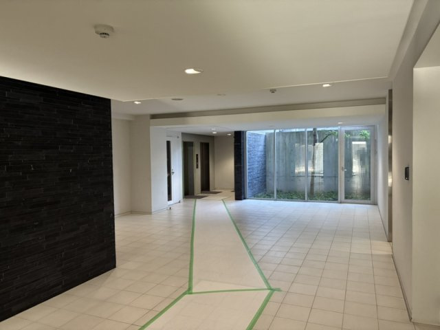 アーバンビュー白島コンフォートパークのその他共用部分|エレベーターが2基あり待ち時間の短縮やトラブル時のリスク分散に安心。清掃も行き届いた日勤管理です