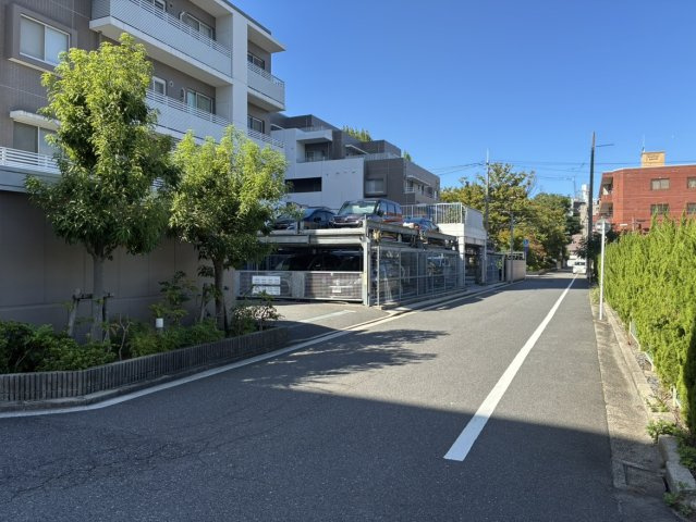 アーバンビュー白島コンフォートパークの周辺|敷地まわりやエントランス周辺には植栽が整えられており、落ち着きと寛ぎを感じさせる佇まいとなっています