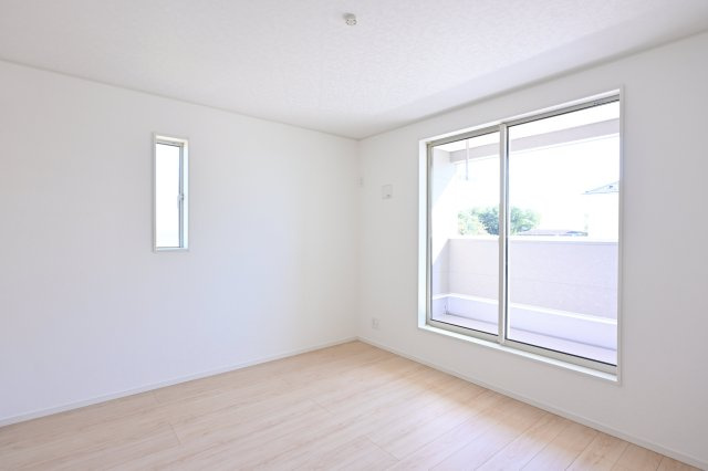 【収納】 | 太田市新田大根町第2　クレイドルガーデン　 | バルコニーに面した居室は窓も大きくとっても明るい♪大容量の収納付きです◎