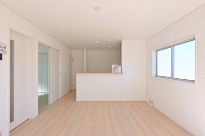 【居間・リビング】 | 太田市新田大根町第2　クレイドルガーデン　 | 南向きの大きな窓と続き間の和室が特徴的なLDKです♪