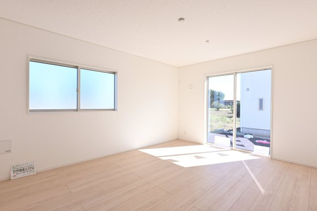 【居間・リビング】 | 太田市新田大根町第2　クレイドルガーデン　 | 南側の大きな窓から陽の光がしっかりと入ります♪