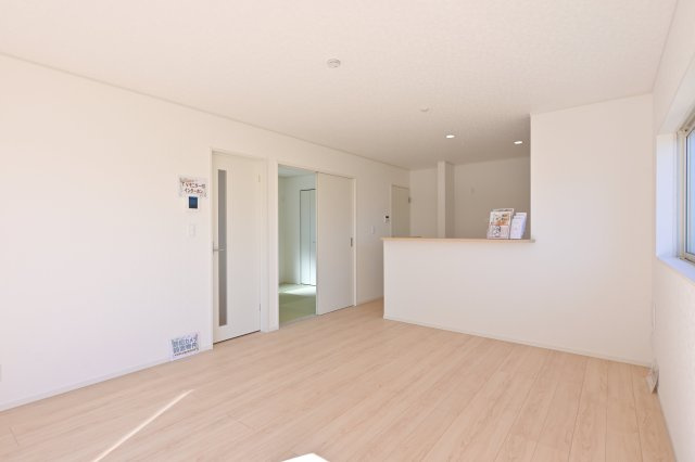 【居間・リビング】 | 太田市新田大根町第2　クレイドルガーデン　 | 続き間の和室を開放するとリビングをより広く使用できます♪