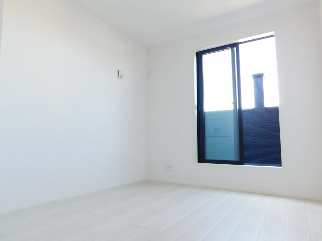 名古屋市中村区森田町３丁目の新築一戸建の洋室|◇洋室◇　　明るい洋室５．６帖　全居室収納完備！