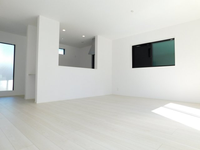 名古屋市中村区森田町３丁目の新築一戸建の居間・リビング|◇リビング◇　　南面で明るく広いリビング１８．９帖　足元から均等にリビングが温まる床暖房付き！