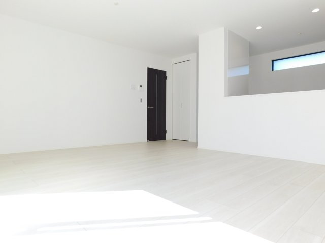 名古屋市中村区森田町３丁目の新築一戸建の居間・リビング|◇リビング◇　　南面で明るく広いリビング１８．９帖　リビング収納完備！