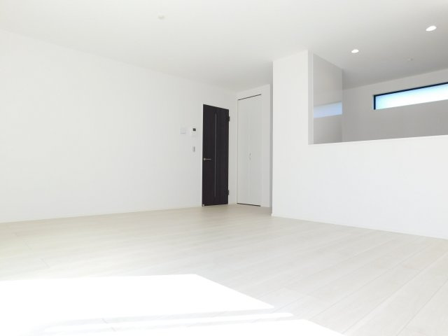 名古屋市中村区森田町３丁目の新築一戸建の居間・リビング|◇リビング◇　　南面で明るく広いリビング１８．９帖　リビング収納完備！