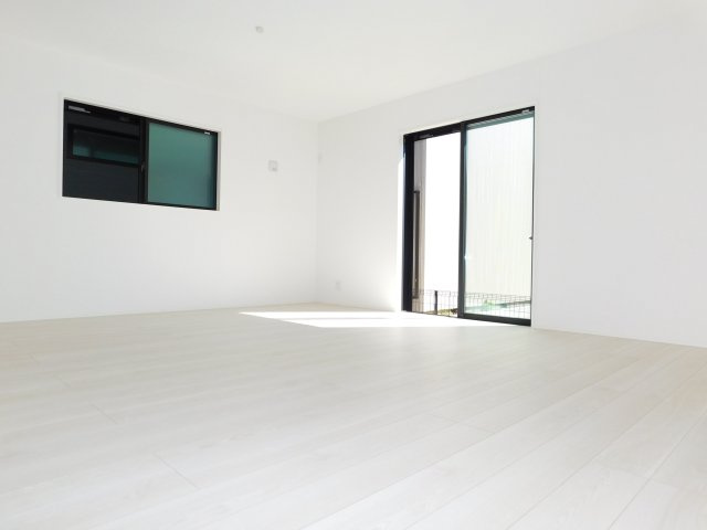 名古屋市中村区森田町３丁目の新築一戸建の居間・リビング|◇リビング◇　　南面で明るく広いリビング１８．９帖　白を基調にした開放感のある快適なリビング♪