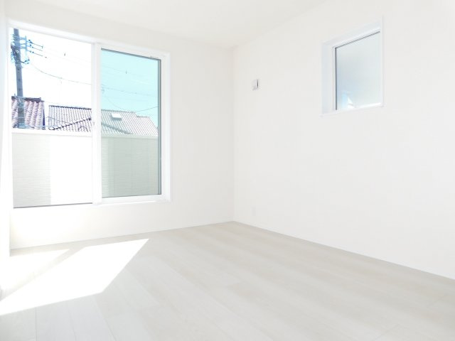 名古屋市中川区下之一色町字中ノ切の新築一戸建の洋室|◇２階洋室◇　　南面で明るい洋室６．０帖　全居室収納完備！　バルコニー利用可♪