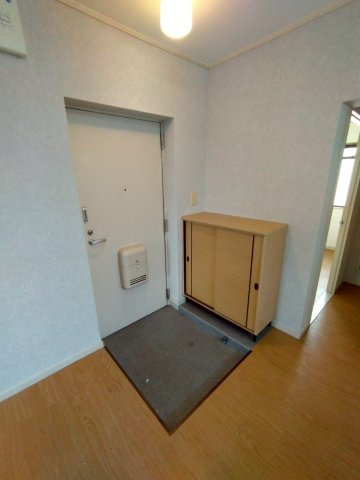 上野マンションの玄関