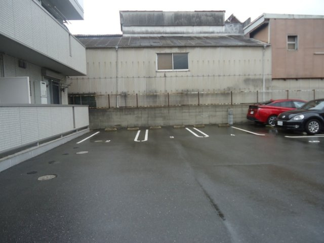 ヒルズ琴芝町の駐車場