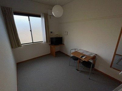レオパレスサンライズヒルの居間・リビング|1階は絨毯仕様です