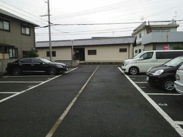 シャンパ－ニュ１番館の駐車場