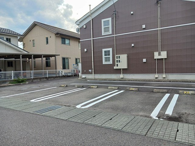 ファミール　ハウスⅥの駐車場