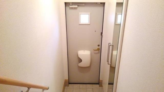 プリムローズ二番館の玄関