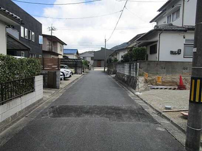 【前面道路含む現地写真】 | 広島市安佐南区伴東８丁目No.2 三菱沼田（大原台）