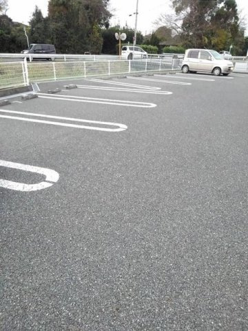 ラブリーＢの駐車場