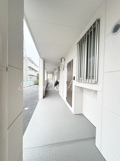 横浜市戸塚区上矢部町のアパートのエントランス