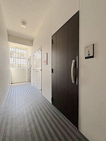 コートバスクの玄関