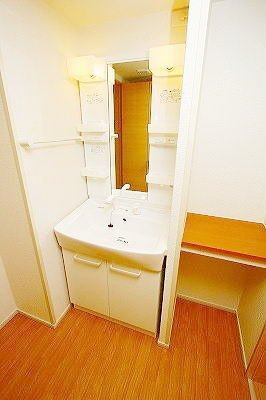 エクセラン長嶺Ａの洗面所|コンパクトで使いやすい洗面所