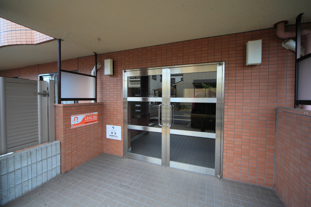 アバンティ学南町のエントランス
