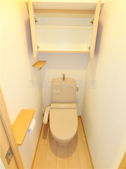 ルーブル大鳥居参番館のトイレ|棚収納と温水暖房便座付きのトイレ　