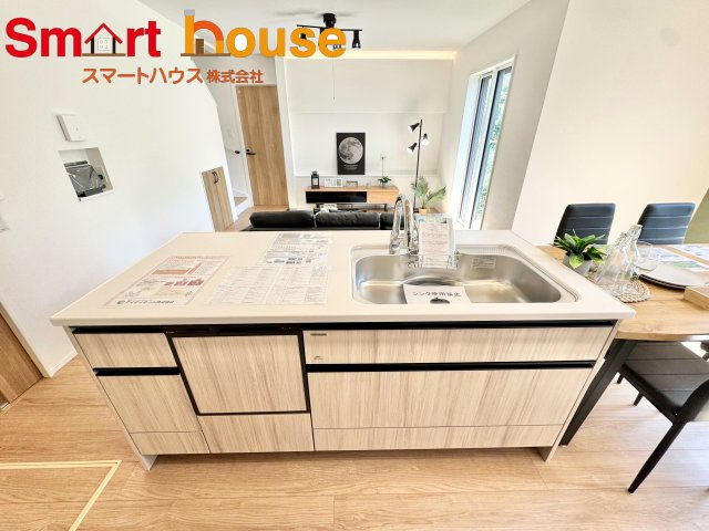 座間市相武台二丁目01期　全1棟のキッチン|大容量収納付きキッチンは、調味料などをスッキリさせ綺麗な空間で気持のいい料理を手助けします！
