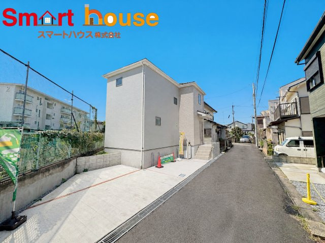 座間市相武台二丁目01期　全1棟の前面道路含む現地写真|お住まいの前面道路が広いと駐車が楽になり、陽当たりも遮られないので明るく居心地の良いお家になります♪