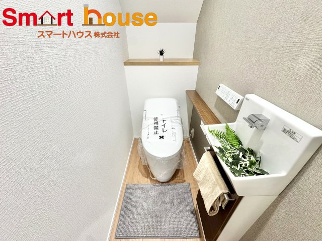 座間市相武台二丁目01期　全1棟のトイレ|節水型でエコなトイレには今では当たり前のウォシュレット付き。換気機能も着いているので常に快適ですね♪
