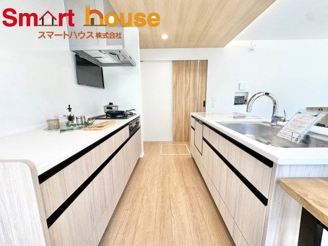 座間市相武台二丁目01期　全1棟のキッチン|広い調理スペースと大きめシンクで料理も洗い物もスムーズ♪家族分の食器もすっきり収まる大容量収納です♪
