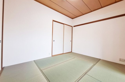 【和室】 | グレイスランドマーク堺・光明池 | 6帖の和室！奥行きのある押入れは、衣装ケースや季節家電の収納にも便利。随所に収納が備わり、お部屋がスッキリ片付きます。