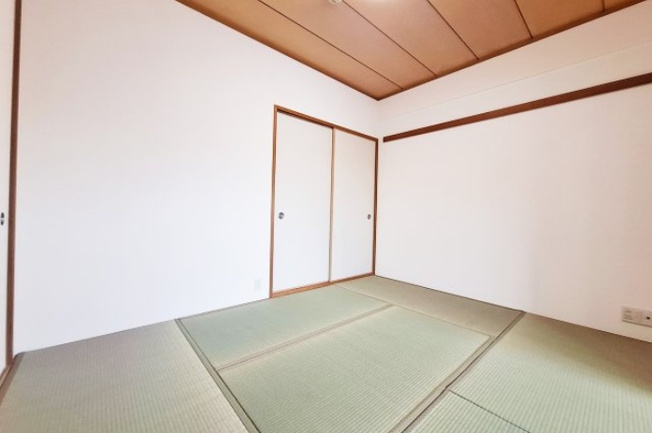 【和室】 | グレイスランドマーク堺・光明池 | 6帖の和室！奥行きのある押入れは、衣装ケースや季節家電の収納にも便利。随所に収納が備わり、お部屋がスッキリ片付きます。