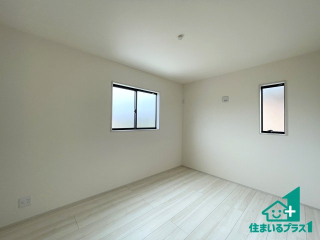 ★31(土)1(日)3(祝)現地見学可能！★舞鶴市七日市　第3期　限定1邸の洋室|シンプルな洋室は、自分好みのインテリアが楽しめます♪ご家族とインテリアや家具を選びに行くのは入居時の醍醐味の一つです。ぜひお楽しみください♪