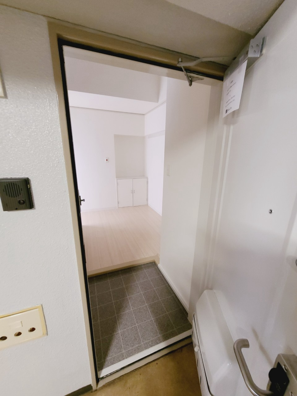 UR武庫川 11号棟の玄関