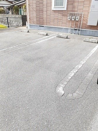 ＬＵＰＩＮＡＳの駐車場|駐車場があるので、車を買う予定の方も安心です