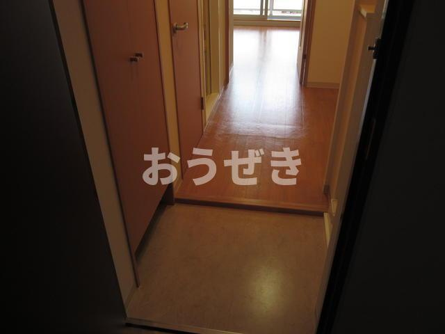 アルティーム生麦の玄関