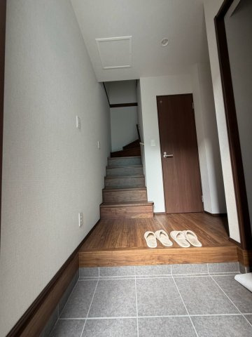 【玄関】 | 玉川町3丁目戸建 | シンプルで使いやすい玄関です