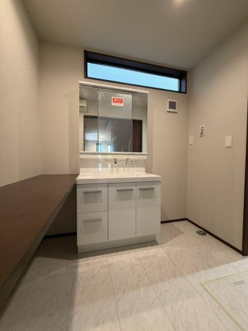 【独立洗面台】 | 玉川町3丁目戸建 | 朝の支度にも助かる、独立の洗髪洗面化粧台