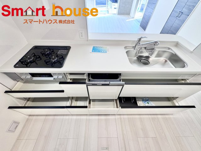相模原市南区新戸のキッチン|大容量収納付きキッチンは、調味料などをスッキリさせ綺麗な空間で気持のいい料理を手助けします！