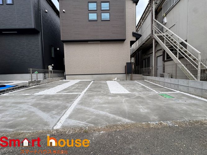 座間市立野台10期２棟の駐車場|車を守るカーポートや跳ね上げ式カーゲートが設置可能な駐車スペース。
洗車も出来る余裕のあるスペース♪
