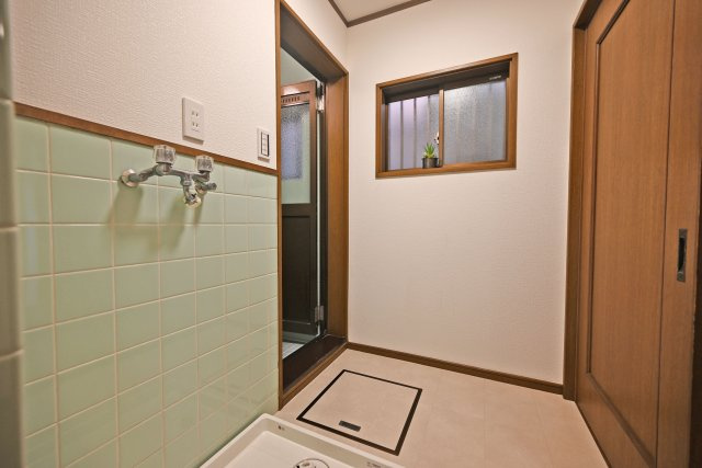 大阪市淀川区田川北1丁目中古一戸建て│4DK＋駐車1台可の設備|洗濯機置き場は1階に設置されています。お住まいを検討する際は、洗濯から干すまでの動線もぜひご確認ください。